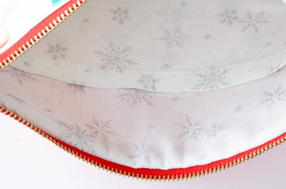 一点もの！デザイナーズ生地で作ったクリスマス靴下柄の半月型ポーチ・本革使用（赤の帆布） 5枚目の画像