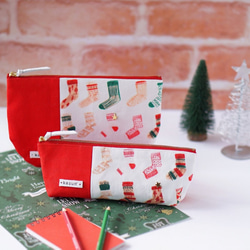 一点もの！デザイナーズ生地で作ったクリスマス靴下柄の半月型ポーチ・本革使用（赤の帆布） 6枚目の画像