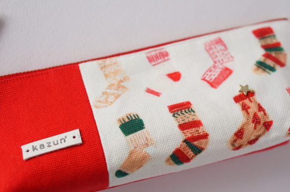 一点もの！デザイナーズ生地で作ったクリスマス靴下柄のペンケース・本革使用（赤の帆布） 2枚目の画像
