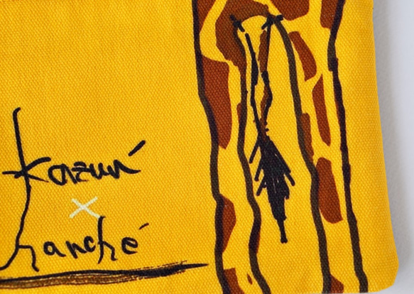 オリジナル！キリンのお尻柄フラットポーチ・kazun'×harche'コラボ（黄色） 2枚目の画像