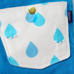デザイナーズ生地で作った雨粒柄ポケットのマチ付きポーチ（水色の帆布） 2枚目の画像