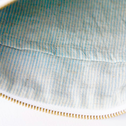 デザイナーズ生地で作った雨粒柄ポケットのマチ付きポーチ（水色の帆布） 5枚目の画像