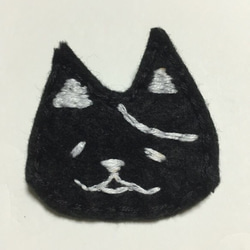 黒猫フェルト刺繍ブローチ 1枚目の画像