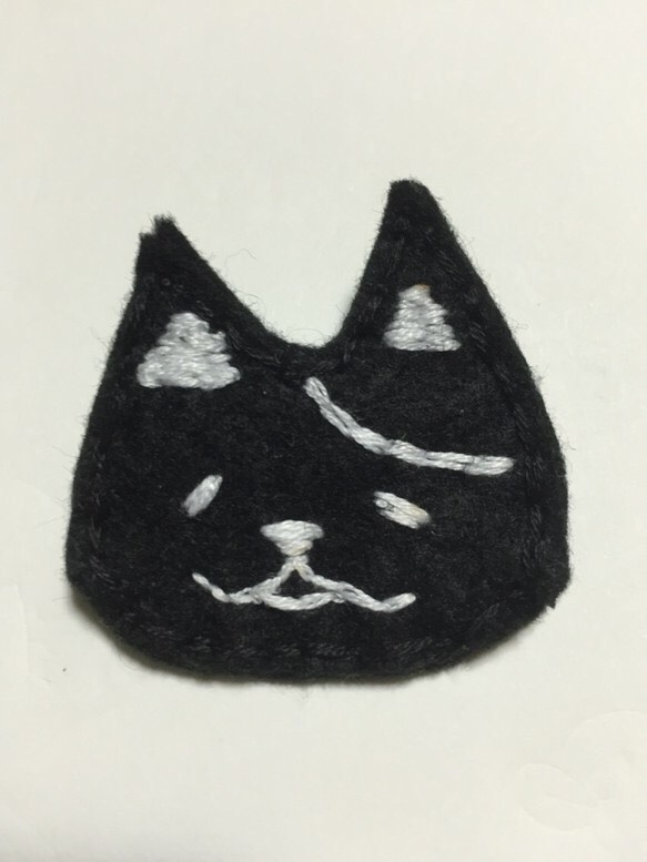 黒猫フェルト刺繍ブローチ 1枚目の画像