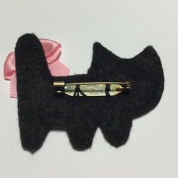 黒猫フェルト刺繍ブローチ 2枚目の画像
