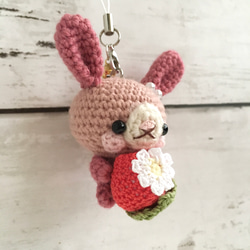 送給喜歡暗粉色的人的一份小禮物 ★ Mimoritai ★ Omamori 兔子 ♡ 紅色草莓肩帶，帶緊鈴 | 球鏈 第2張的照片