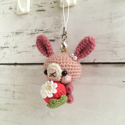 送給喜歡暗粉色的人的一份小禮物 ★ Mimoritai ★ Omamori 兔子 ♡ 紅色草莓肩帶，帶緊鈴 | 球鏈 第3張的照片