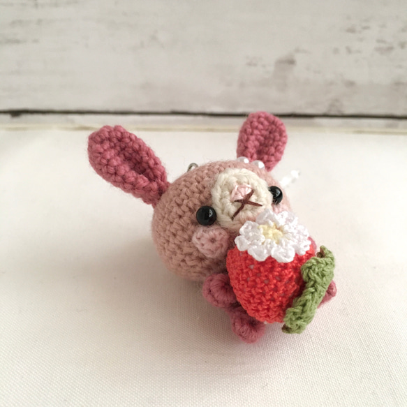 送給喜歡暗粉色的人的一份小禮物 ★ Mimoritai ★ Omamori 兔子 ♡ 紅色草莓肩帶，帶緊鈴 | 球鏈 第4張的照片