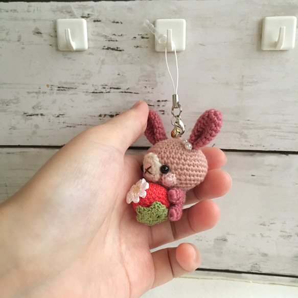 送給喜歡暗粉色的人的一份小禮物 ★ Mimoritai ★ Omamori 兔子 ♡ 紅色草莓肩帶，帶緊鈴 | 球鏈 第6張的照片