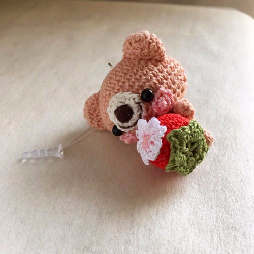 受注生産】赤イチゴ・ピーチピンク色クマさん・鈴付きイヤホンジャック