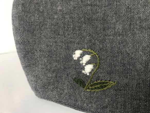 すずらん刺繍入り＊立体布マスク＊ゆったりサイズ 1枚目の画像