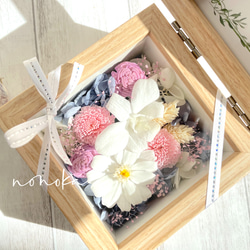 《ラッピング無料》＊正方形ミニサイズ＊白いお花とピンクのマム/プリザーブドフラワーフォトフレーム 3枚目の画像