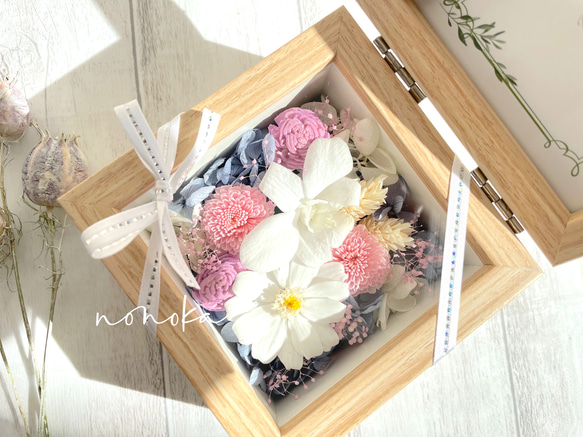 《ラッピング無料》＊正方形ミニサイズ＊白いお花とピンクのマム/プリザーブドフラワーフォトフレーム 3枚目の画像