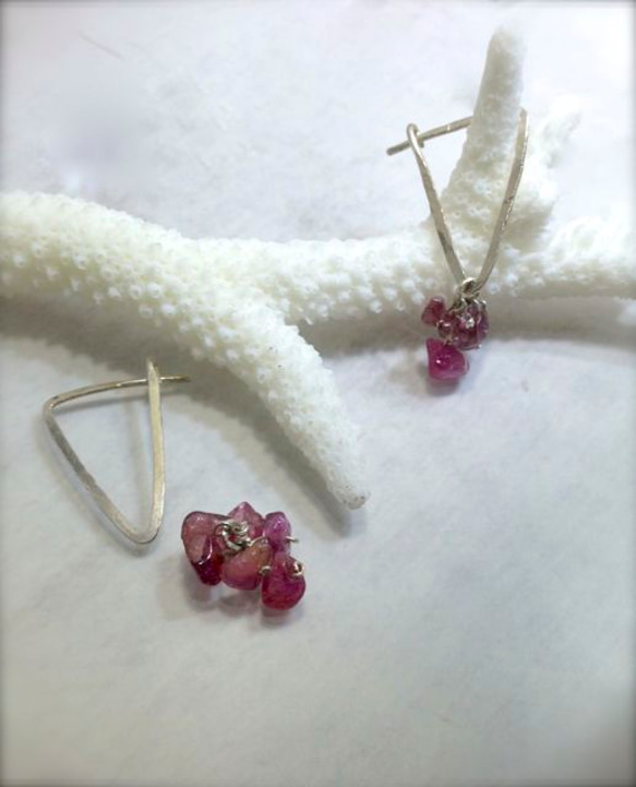 シルバーピアス　HAMMERED TRIANGLE W/Pink Tourmaline 1枚目の画像