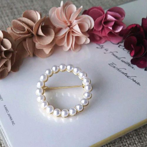 パールサークルブローチ フォーマルにもカジュアルにも 高品質台座 枠