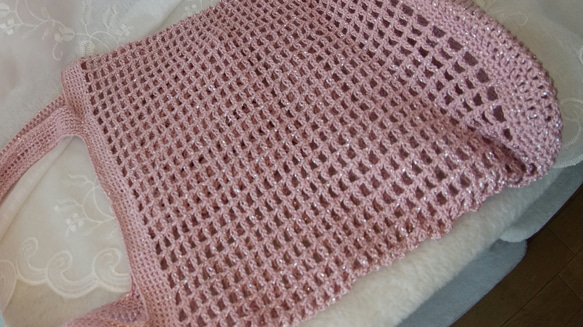 手編みのカラフル　小さめなネットバッグ（トートバッグ型）　ピンク　送料無料！ 1枚目の画像