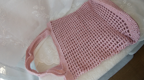 手編みのカラフル　小さめなネットバッグ（トートバッグ型）　ピンク　送料無料！ 2枚目の画像