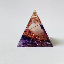 《2月誕生石　アメジスト》　ピラミッド型オルゴナイト 1枚目の画像