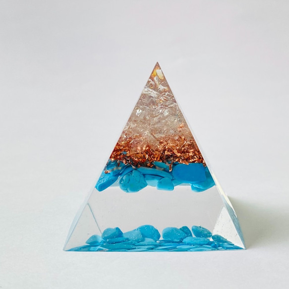 《12月誕生石　ターコイズ》　ピラミッド型オルゴナイト 1枚目の画像