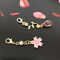 人気❤︎ラスト1セット【送料無料】〈2個セット〉♡ 桜アクセサリー♡桜デザイン2種　チャーム　マスクチャーム 3枚目の画像