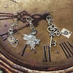 【送料無料】〈3個セット〉♡ウサギと懐中時計と鍵&トランプモチーフのチャーム♡シルバー系 1枚目の画像