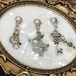 【送料無料】〈3個セット〉♡ウサギと懐中時計と鍵&トランプモチーフのチャーム♡シルバー系 2枚目の画像