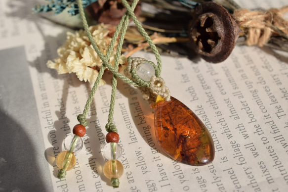 琥珀（ブルーグリーンアンバー）のマクラメ編みネックレス（1