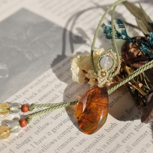 琥珀（ブルーグリーンアンバー）のマクラメ編みネックレス（1