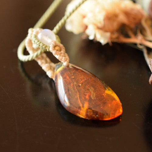 琥珀（ブルーグリーンアンバー）のマクラメ編みネックレス（1