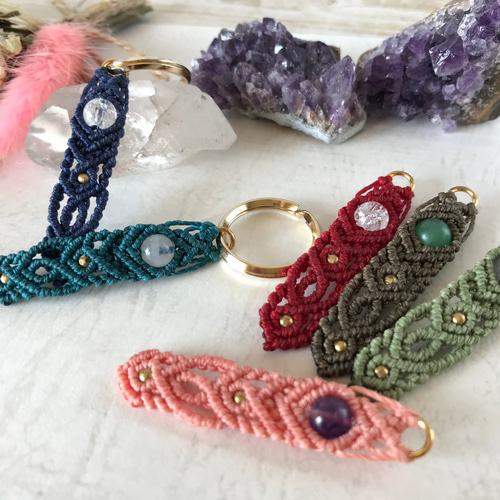 紫のマクラメキーリング マクラメ手作り編み込み小花開きチャーム