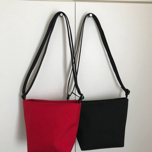 シンプルで軽量、丈夫なミニショルダーバッグ（コーデュラナイロン1000