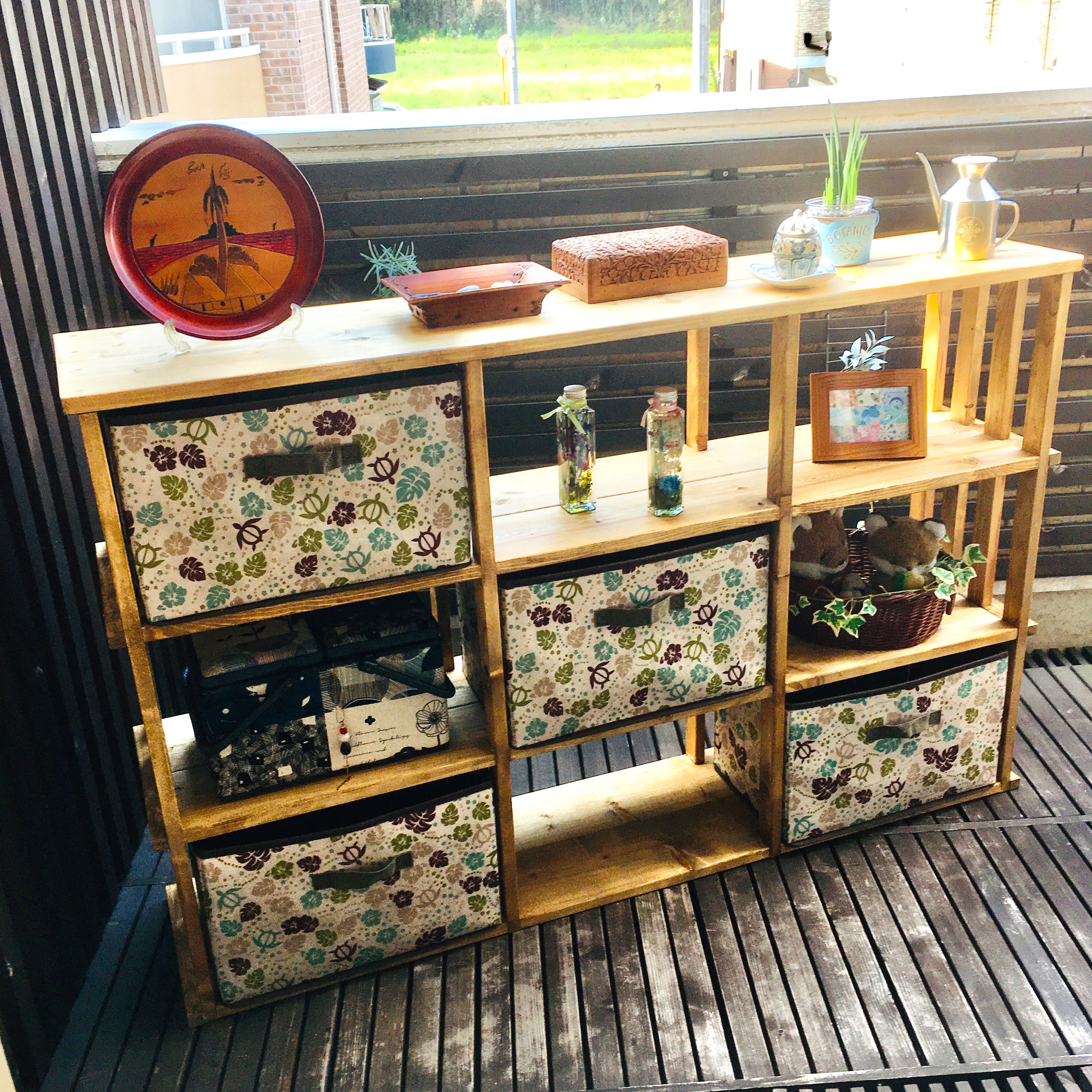 ＜間仕切りにもなる両面使いのオープンラック＞