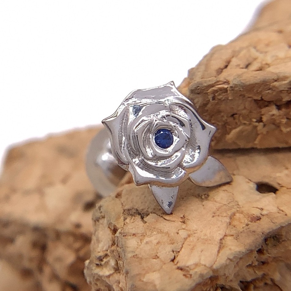 サファイア 薔薇ピアス/プラチナ 片耳用/セカンドピアス つけっぱなし/天然石 ゴシック/snd107