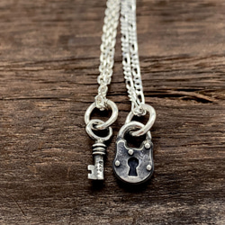 シルバー調 鍵とバラのネックレス シルバー調 鍵とバラのネックレス 薔薇が入ったロマンティックな鍵の