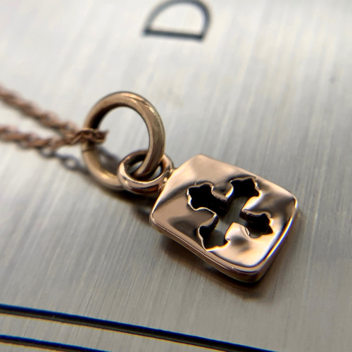 金色のシンプルネックレス プレート付き 金色のシンプルネックレス