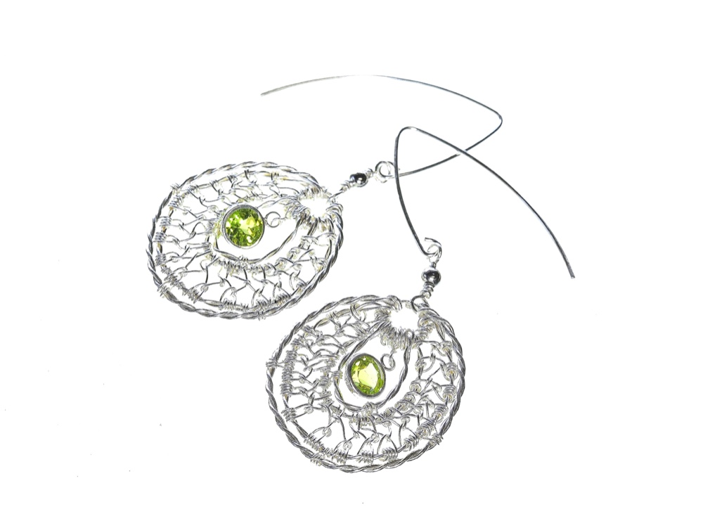 透かし模様のサークルピアス《ペリドット・silver925》