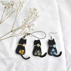 花刺繍黒猫の選べるアクセサリー／ブローチ、ピアス、ストラップ 2枚目の画像