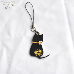 花刺繍黒猫の選べるアクセサリー／ブローチ、ピアス、ストラップ 4枚目の画像