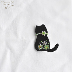 花刺繍黒猫の選べるアクセサリー／ブローチ、ピアス、ストラップ 5枚目の画像