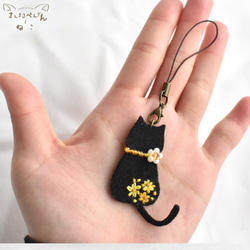 花刺繍黒猫の選べるアクセサリー／ブローチ、ピアス、ストラップ 7枚目の画像