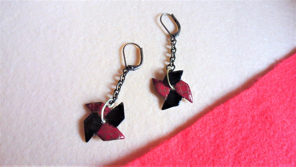 カザ車チェーンピアス　《イヤリング、アレルギー対応可能》