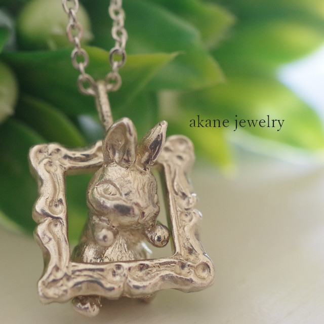 額縁からこんにちは♪たち耳うさぎ　シルバーペンダント 7,056円