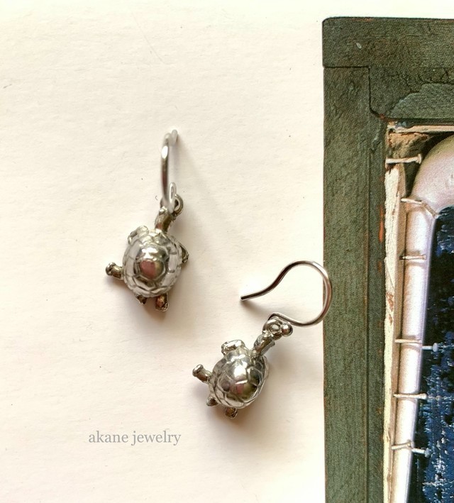 片耳ピアス　リクガメのピアス