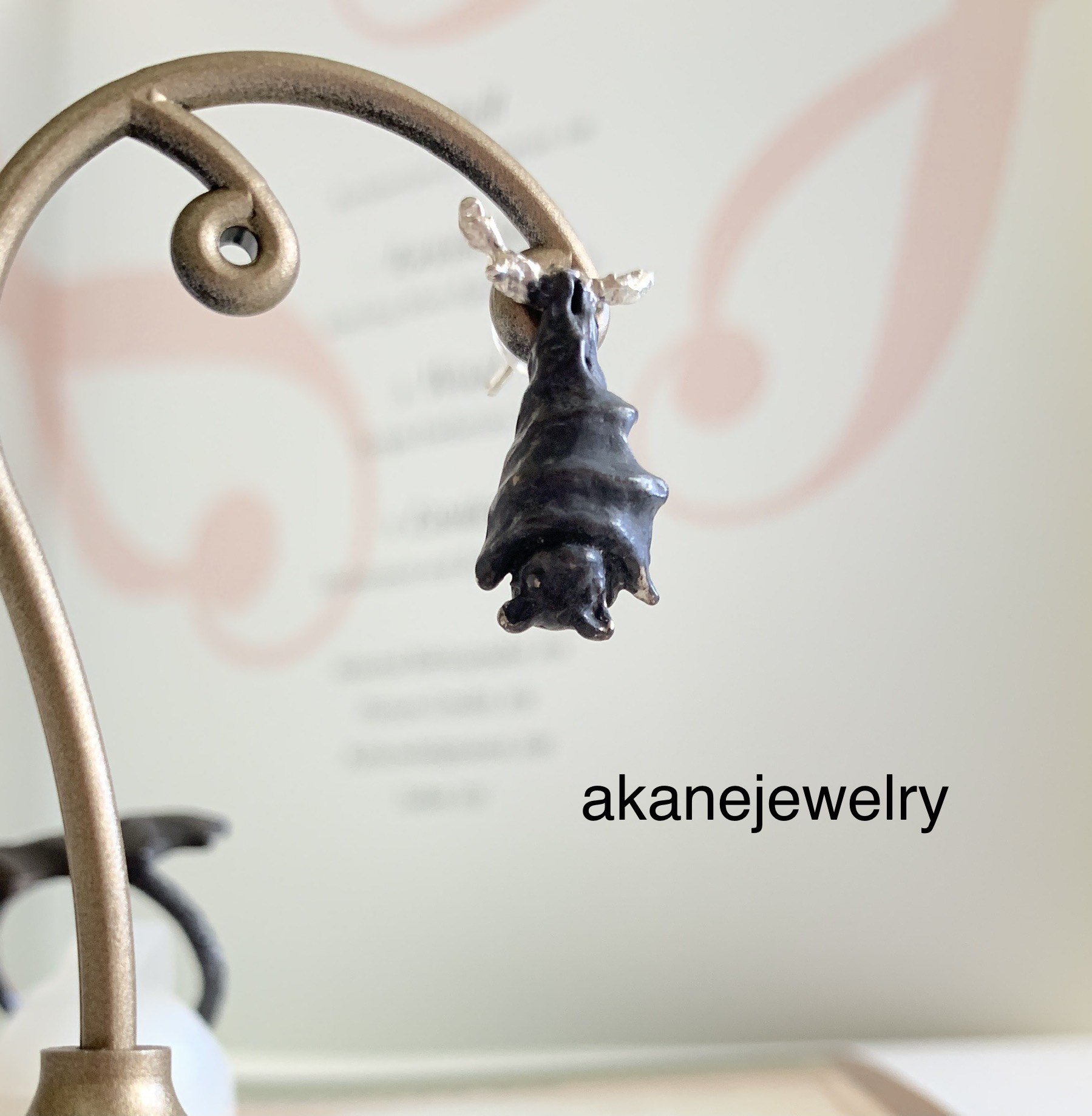 こうもりの片耳ピアス