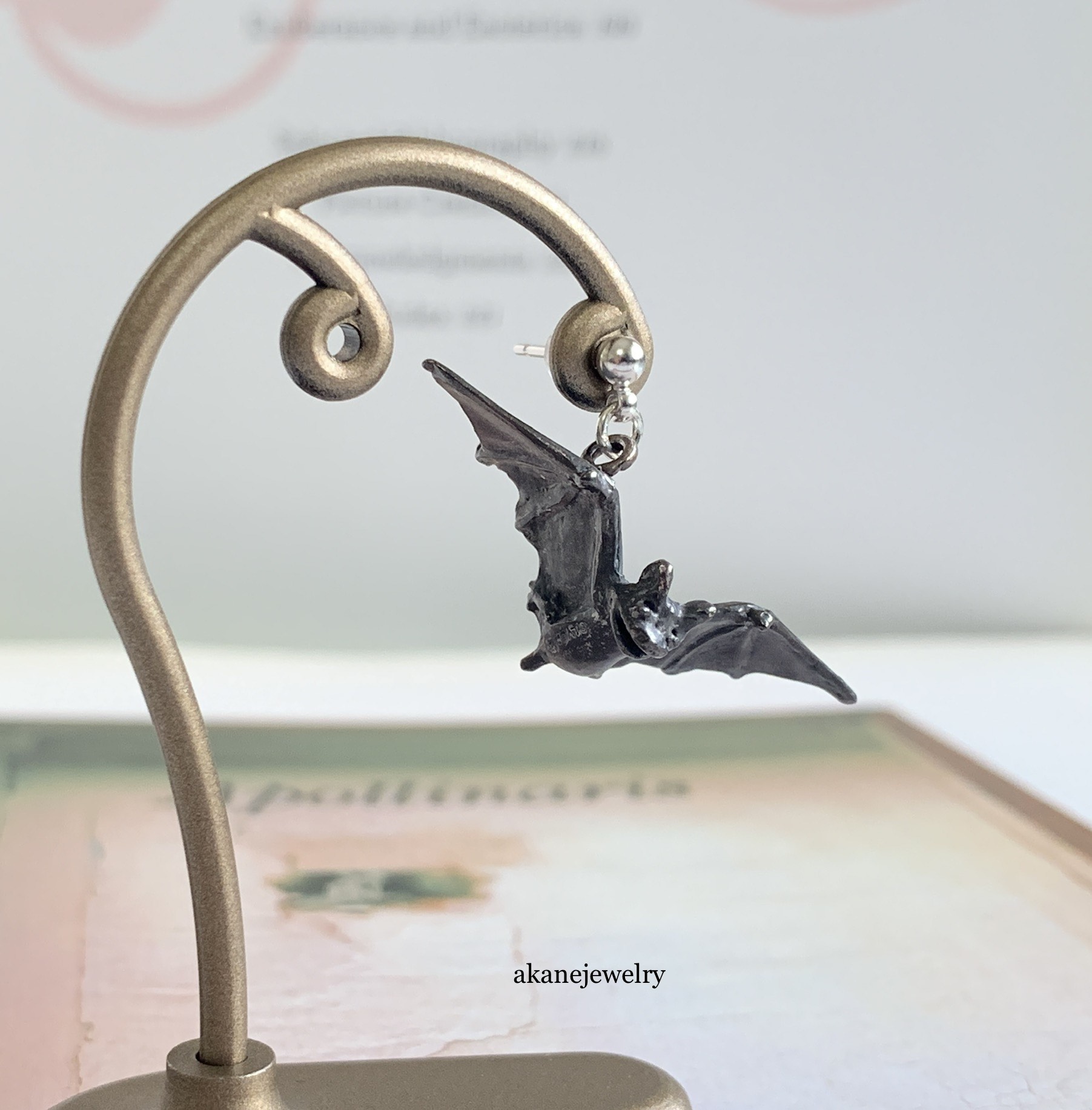 陽気な黒コウモリの片耳ピアス