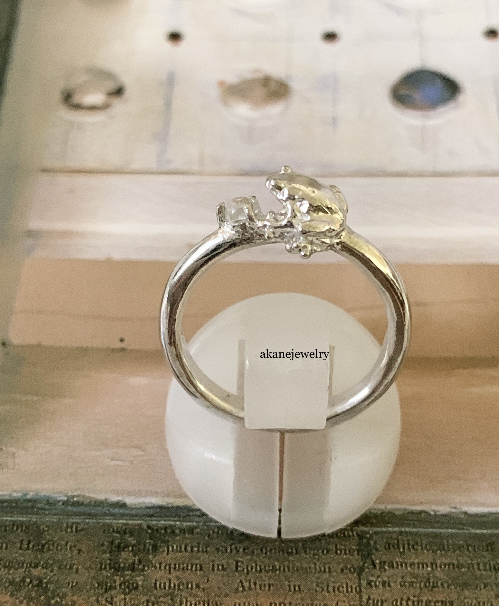 6月のカエル　ムーンストーンと小さなカエルの指輪