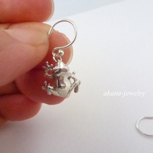 片耳一歩踏み出すかえるちゃんピアス