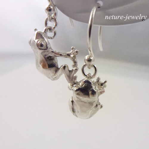 片耳お座りかえるちゃんピアス ピアス（フック・チェーン） ジュエリー  