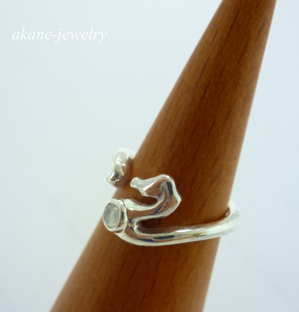 タツノオトシゴ　ムーンストーンの指輪 1枚目の画像