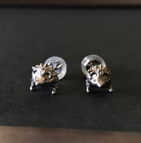 幸せを運ぶハリネズミのピアス 1枚目の画像